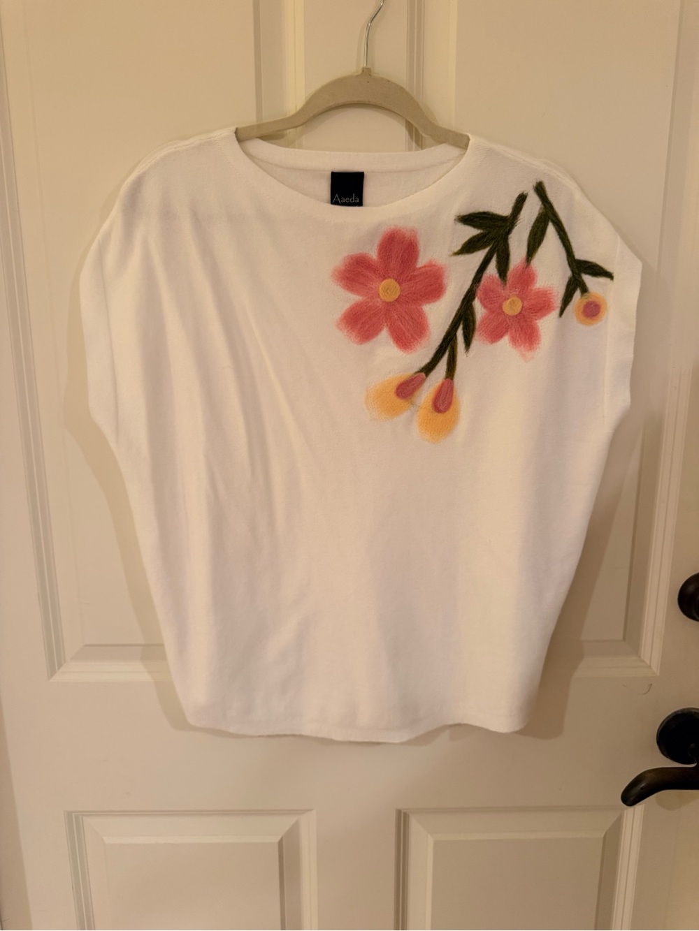Aaeda White Floral Appliqué Women's sweater